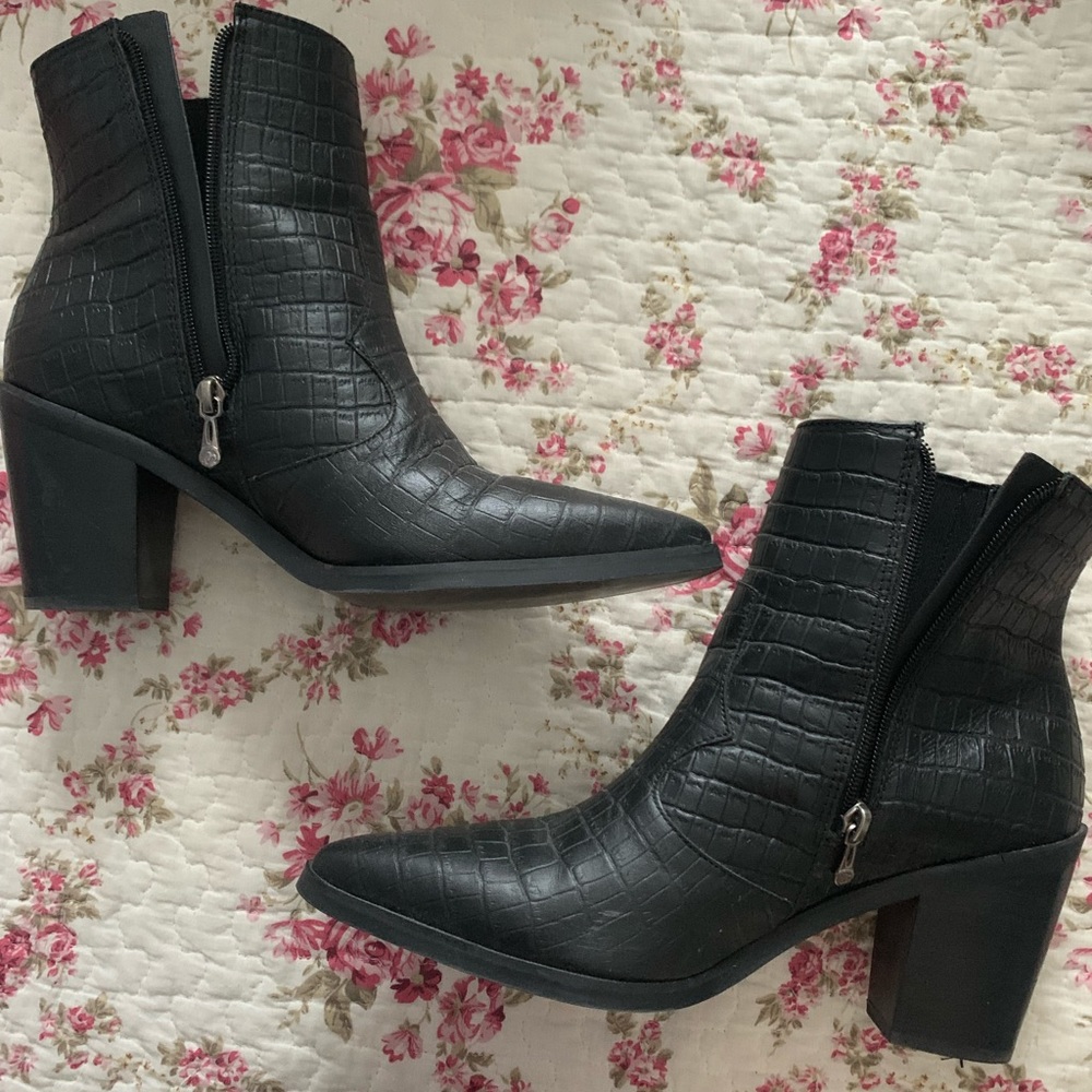 Blondo Que croc waterproof boots